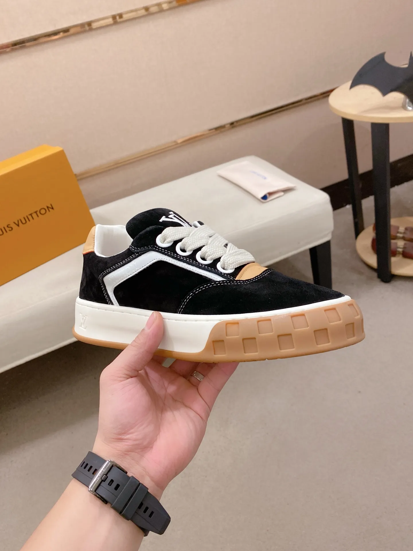 Factory price: 480💰 LV 🫏The colorful interpretation of BUTTERSOFT sneakers combines sheepskin, The colorful interpretation of LV BUTTERSOFT sneakers combines sheepskin and calfskin for a super soft feel. Designed by Pharrell Williams, this '60s-inspired shoe features a padded upper that's been crafted by Louis Vuitton craftsmen to further enhance the comfort of the leather. In addition to the LV initials, it features multiple signatures, including natural leather trim and an embossed pattern of Pharrell Williams and lobster on the side, referencing the Fall/Winter 2025 men’s show. A must-have artifact for fashionistas✅ Code number 38-44
